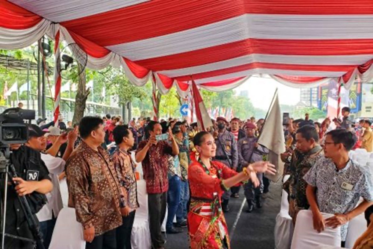 Kedatangan kirab Pemilu 2024 di Surabaya disambut kesenian Madura dan Ponorogo