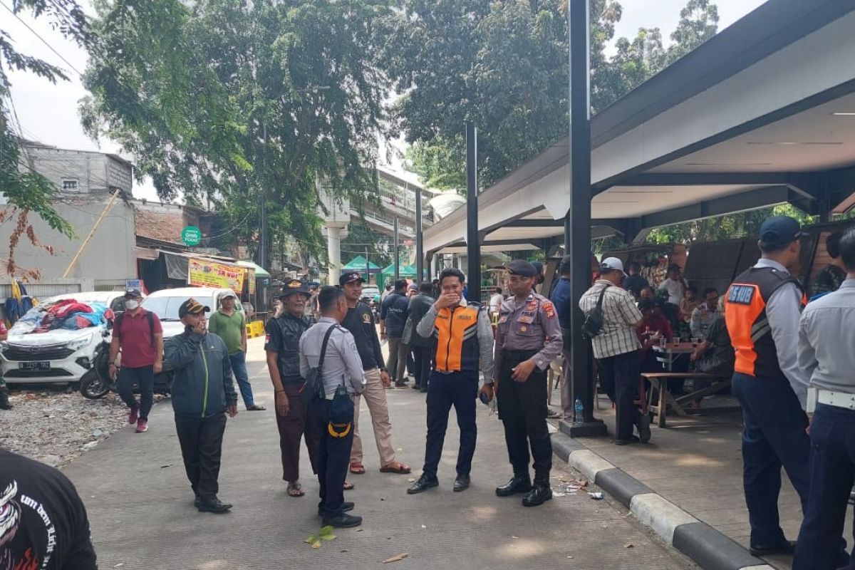 Polisi awasi aksi massa sopir angkot terkait busway di Stasiun Tebet