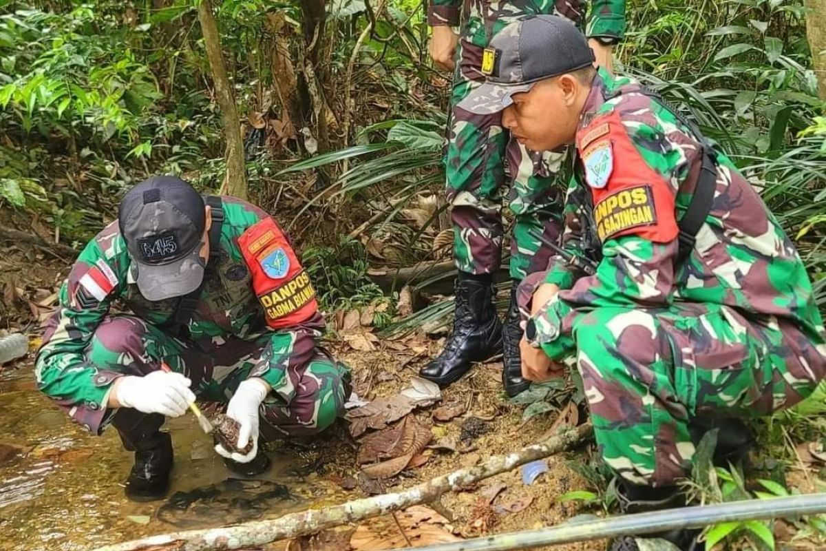 TNI amankan granat yang ditemukan warga Aruk perbatasan Indonesia