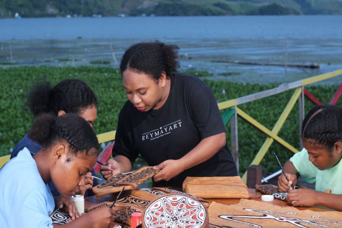 Lukisan kulit kayu Jayapura tembus pasar internasional