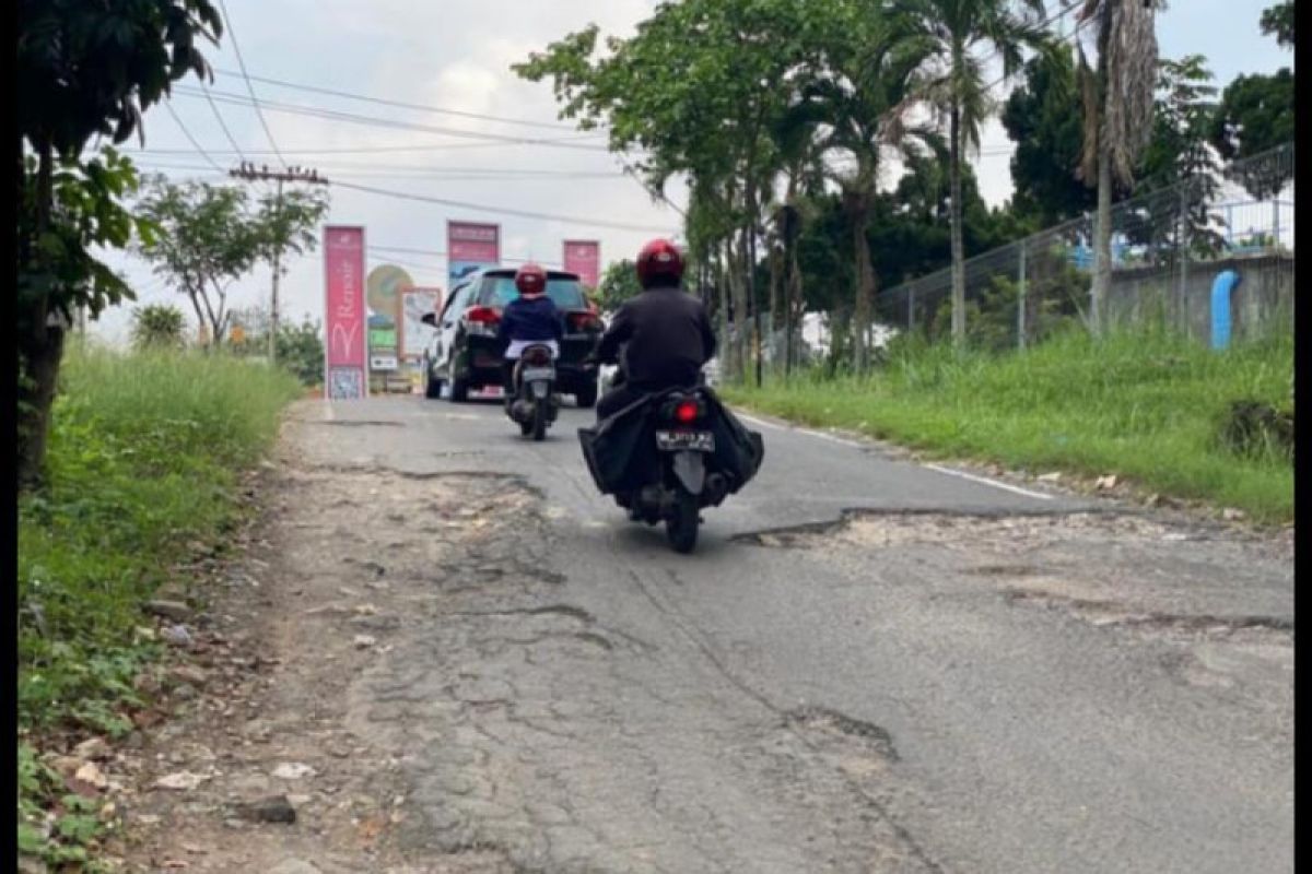 Infrastruktur jalan menuju Kantor PDAM Way Rilau Bandarlampung rusak