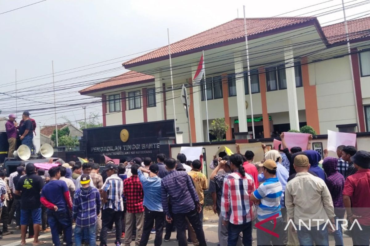 FAMTU Demo di PT Banten Minta Terdakwa Djoko Sukamtono Dihukum Berat