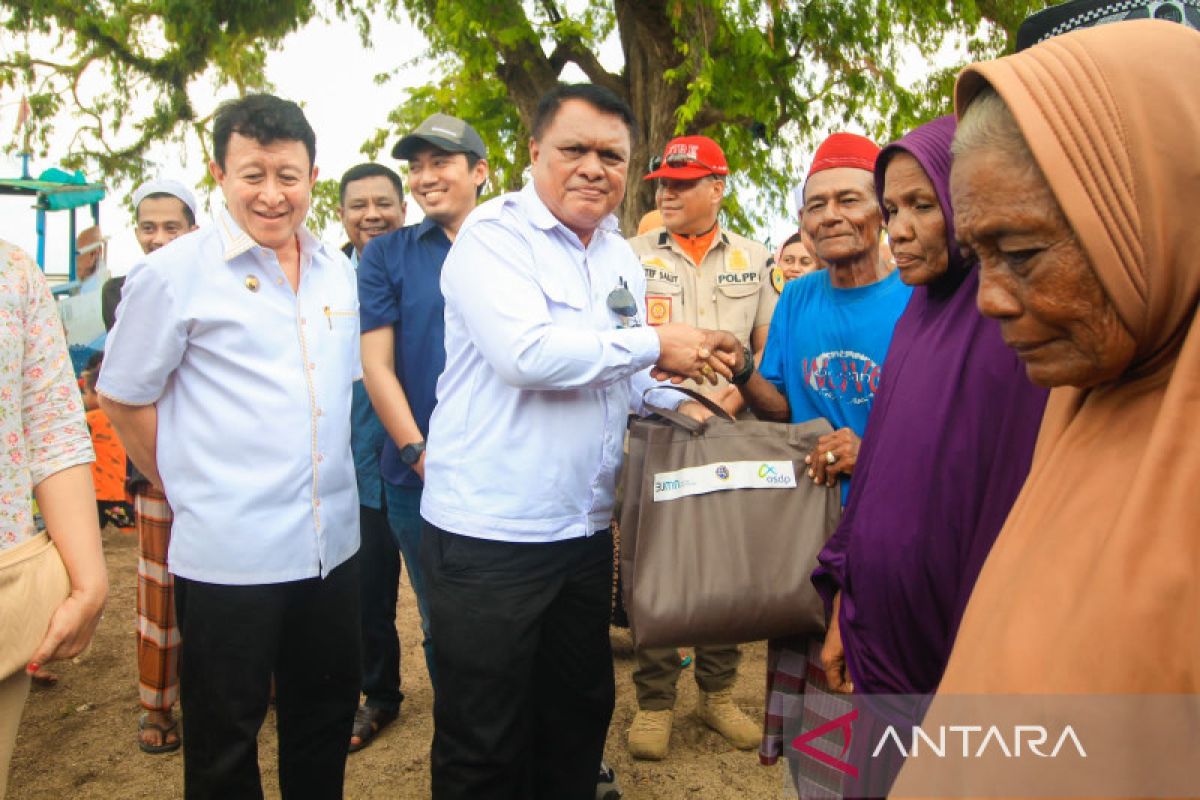 ASDP-Pelindo-Pelni Bagikan 1000 Paket Sembako untuk Nelayan Labuan Bajo
