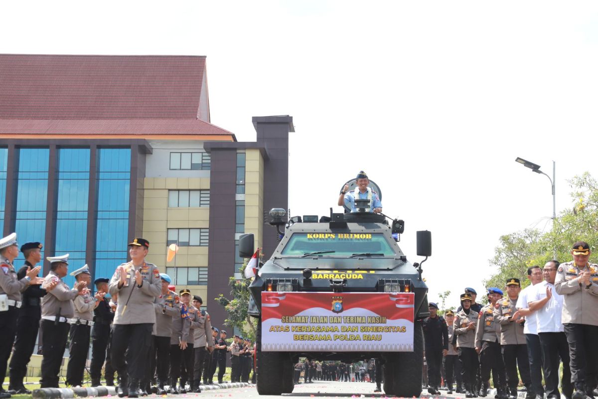 Kapolda Riau lepas Danlanud Roesmin Nurjadin dengan arakan mobil barracuda