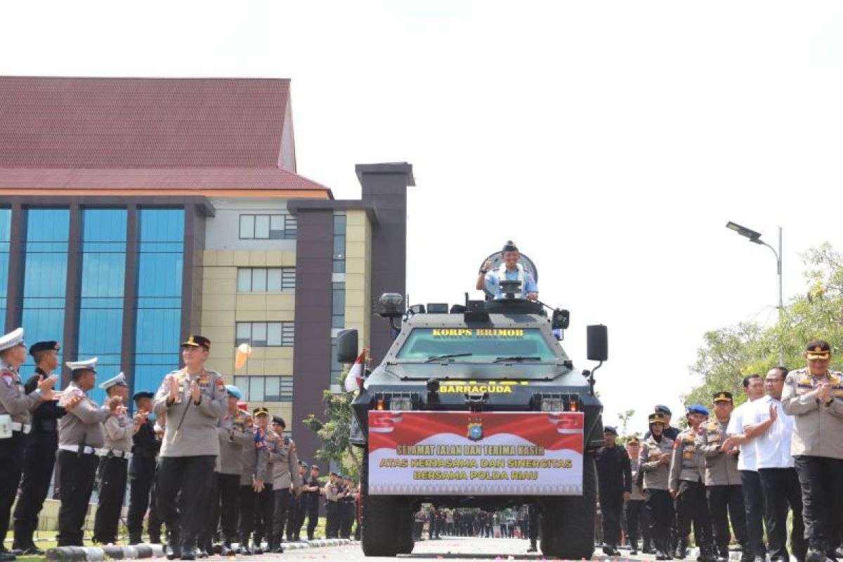 Kapolda Riau lepas Danlanud Roesmin Nurjadin dengan mobil barracuda