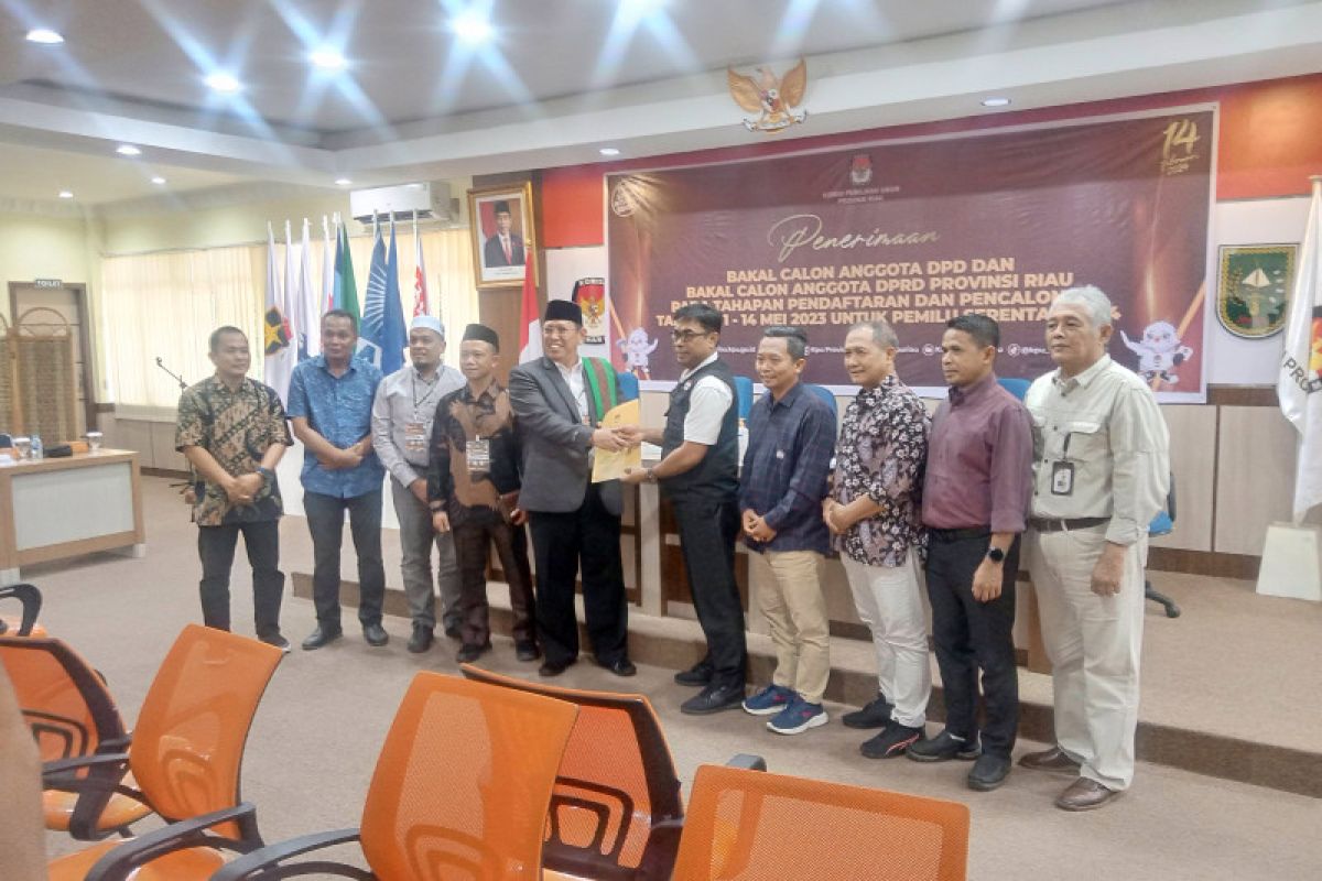 Maju DPD RI, Pimpinan ponpes M Mursyid daftar ke KPU Riau