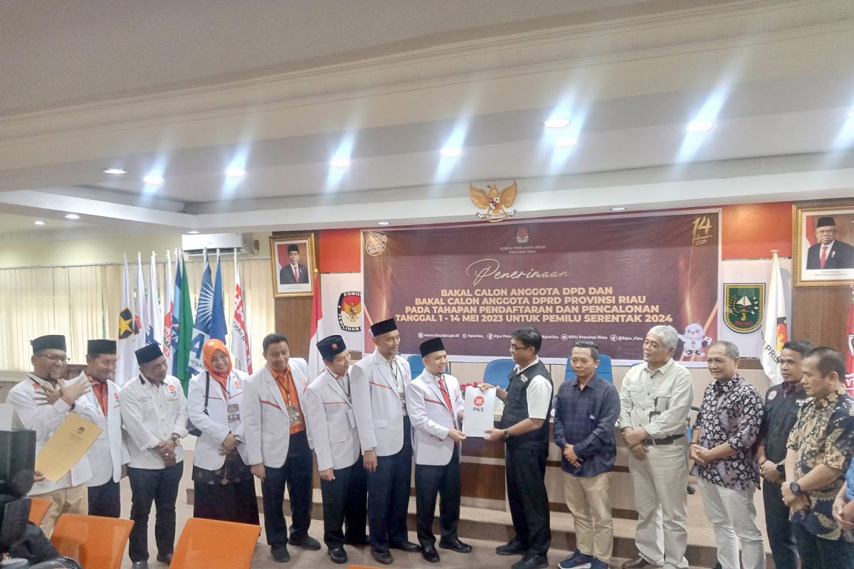 Diiringi kompang, 65 bacaleg PKS Riau daftar ke KPU