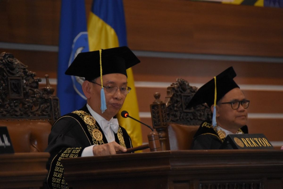 Rektor Unair tekankan pentingnya kontribusi pendidikan pada profesor baru