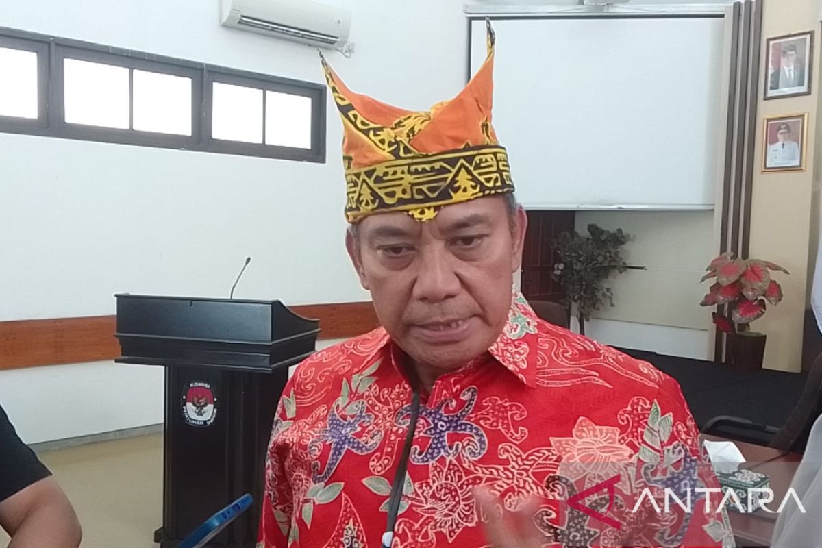 Penggiat pendidikan Kaltim Rendi Susiswo Ismail daftar calon DPD RI di KPU