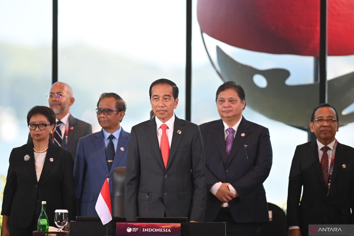 Joko Widodo sapa khusus tiga pemimpin negara saat pembukaan KTT Ke-42 ASEAN
