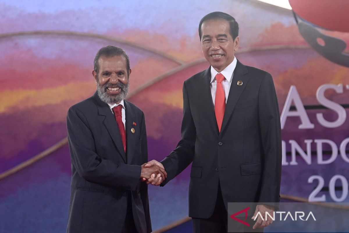 Presiden Jokowi sambut ketibaan para pemimpin di venue KTT Ke-42 ASEAN