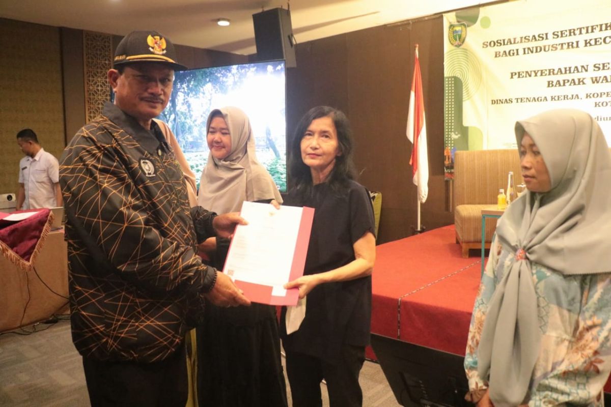 Dukung UMKM Madiun, Wali Kota Maidi serahkan 148 sertifikat halal