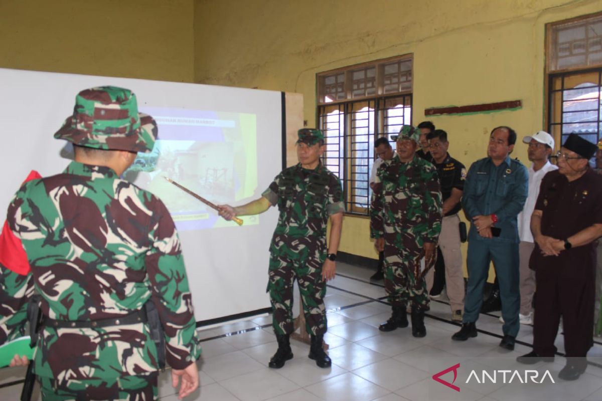 TNI melestarikan budaya gotong royong dalam TMMD di Desa Rhee-NTB