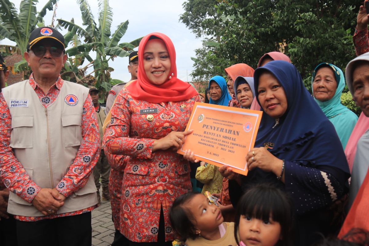 Pemkab Mojokerto serahkan bantuan korban angin kencang