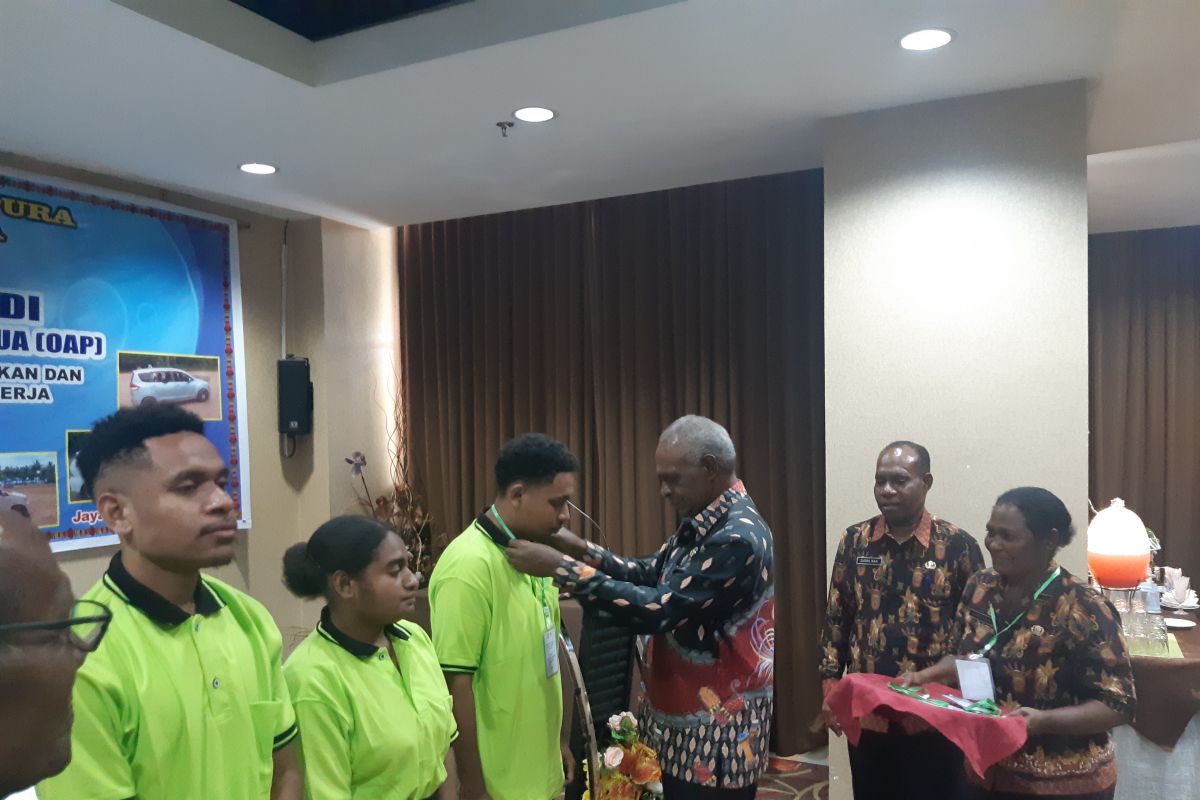 Disnaker Jayapura beri latihan mengemudi 13 pencari kerja putra asli Papua