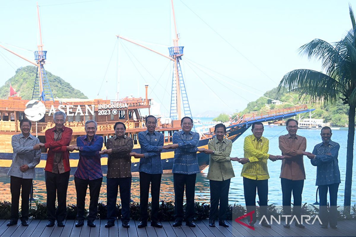Pemimpin delegasi meninggalkan Labuan Bajo usai KTT Ke-42 ASEAN