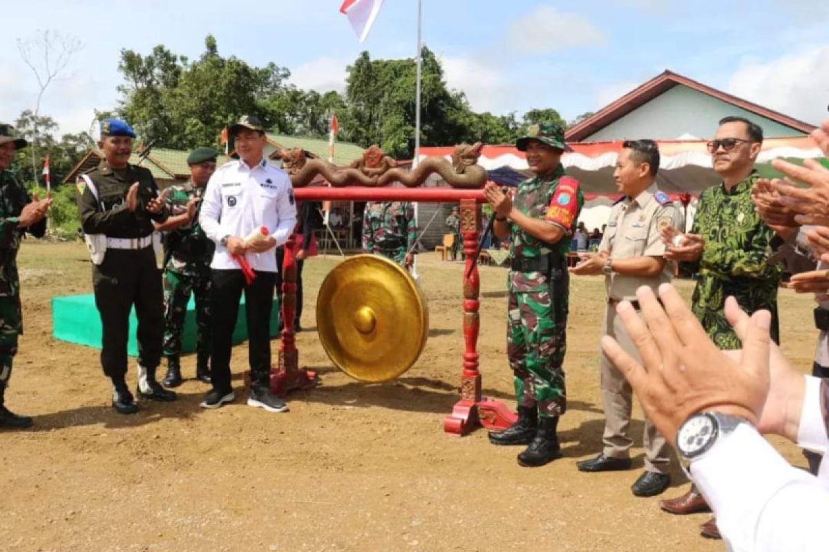 TNI bangun jalan tujuh kilometer di daerah pedalaman Kabupaten Kapuas Hulu