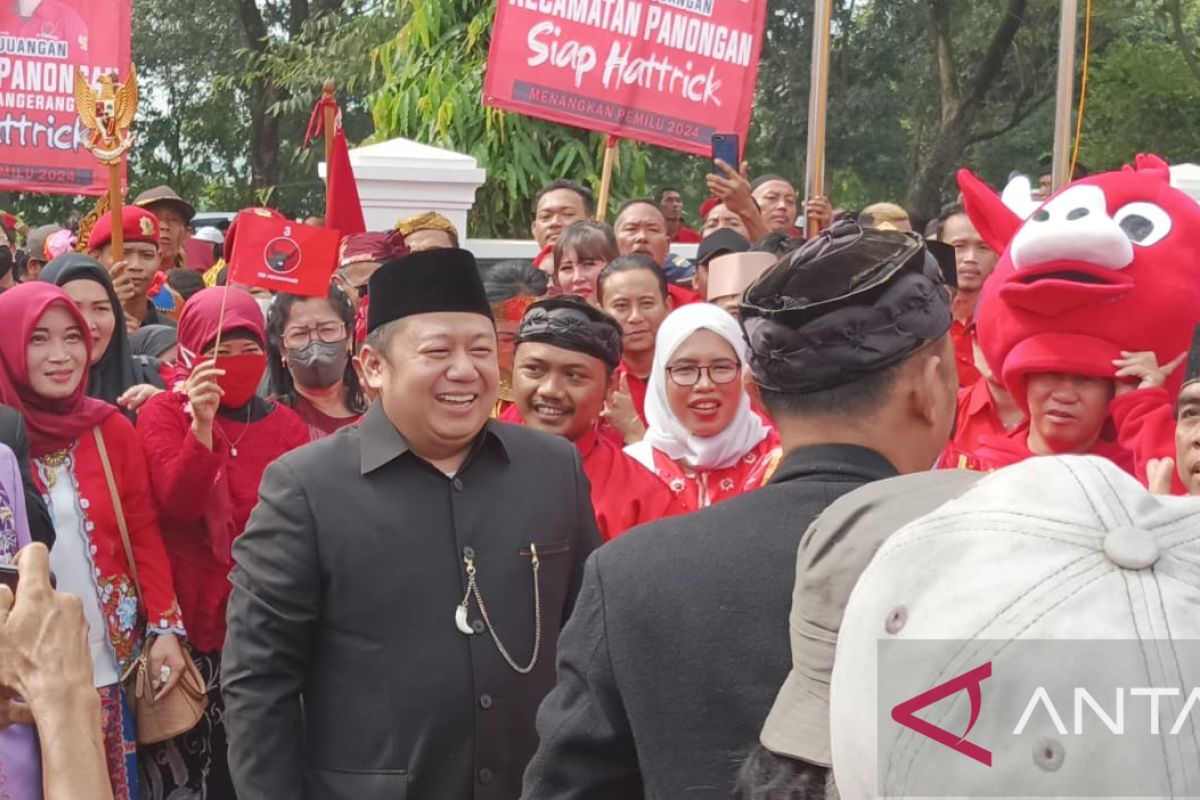 Parade kebudayaan ramaikan pendaftaran bacaleg PDIP ke KPU Tangerang