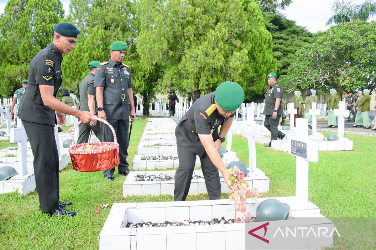 Kodam XVI Pattimura upacara tabur bunga di TMP Kapahaha  Ambon