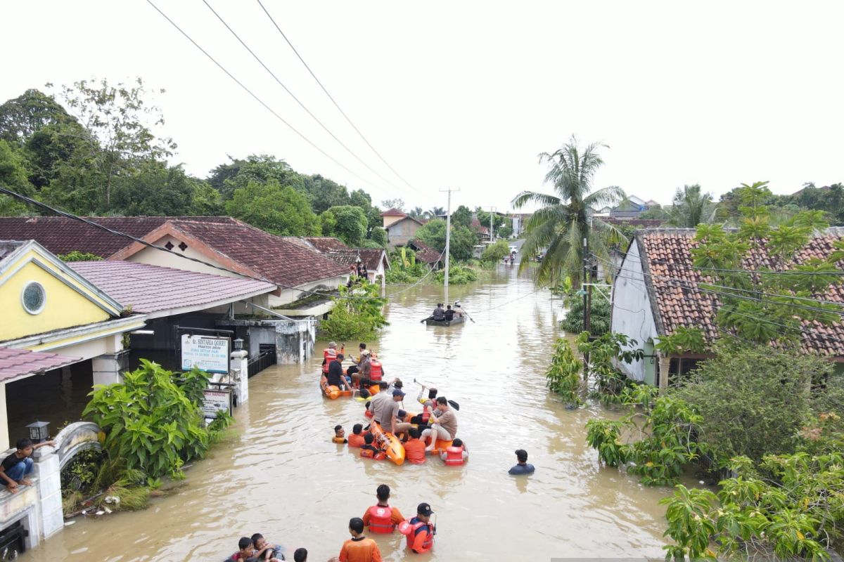 BPBD OKU sebut banjir di Jalan Pancur sudah bisa dilalui kendaraan