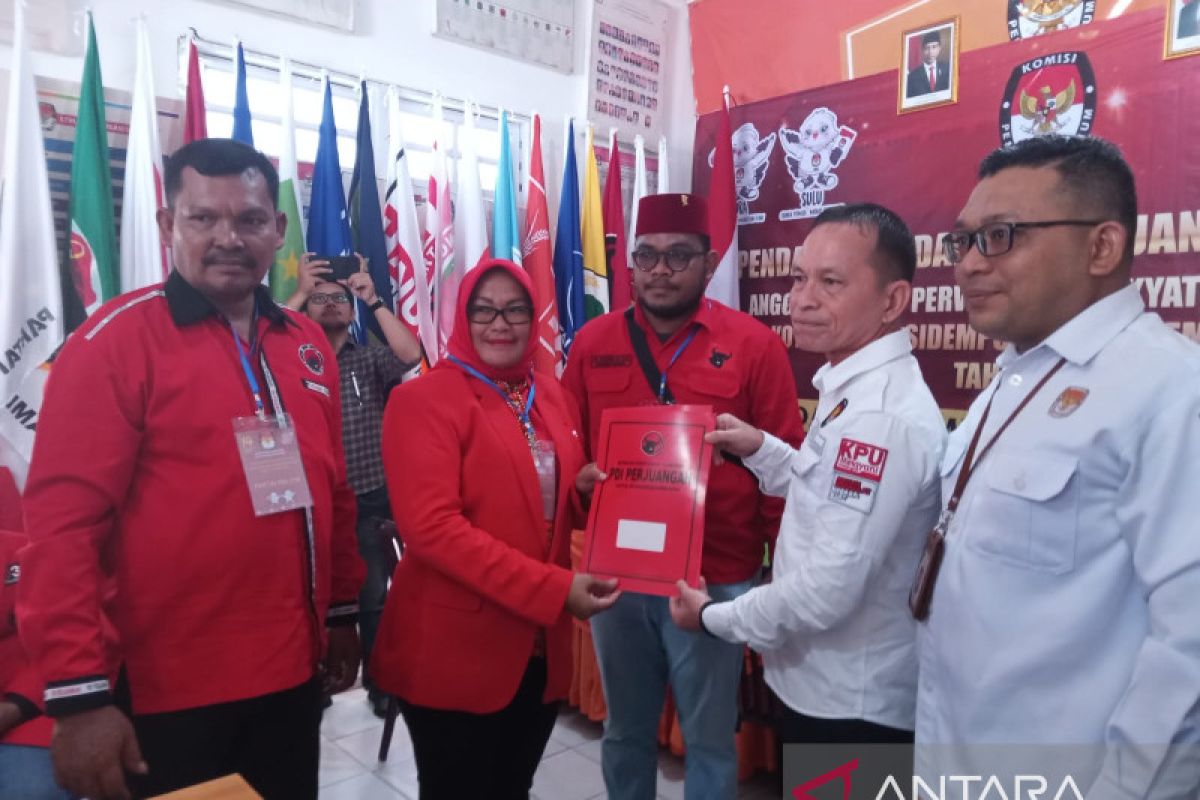 Partai PDI Perjuangan serahkan berkas Bacaleg ke KPU Padang Sidempuan