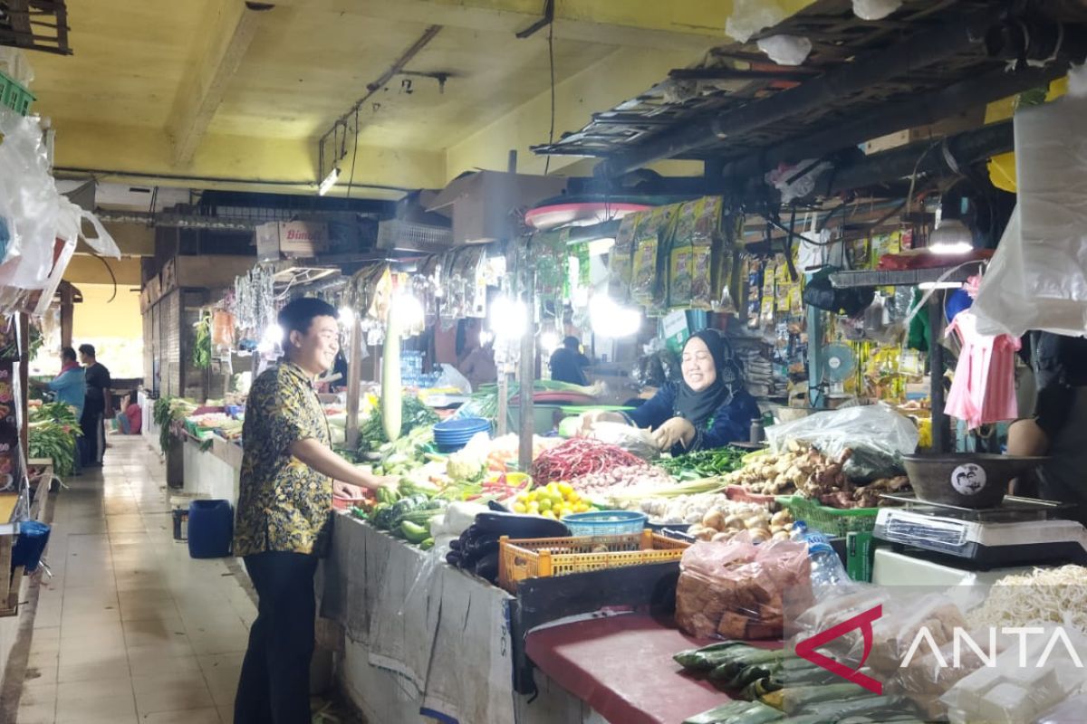Pedagang sayur di Pasar Tomang Barat sudah berjualan daring untuk perluas jangkauan