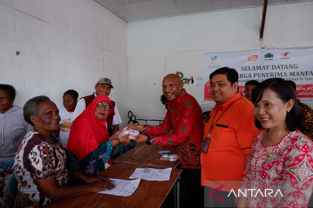 Pemkot Jayapura serahkan bantuan bahan pokok dan PKH Tahap II