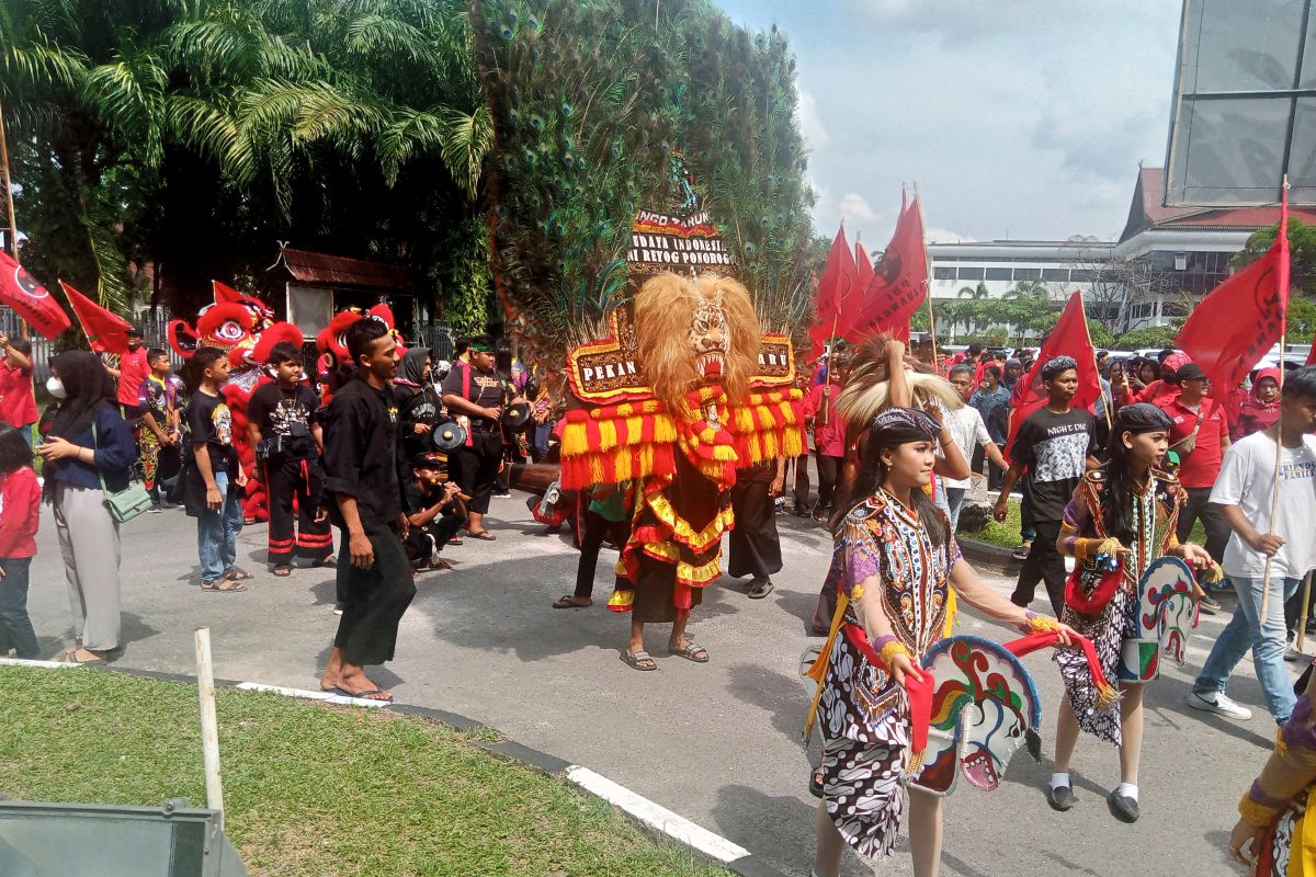 Pendaftaran bacaleg PDI-P Riau ke KPU diringi pawai lintas budaya