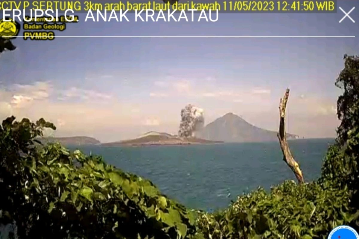 Gunung Anak Krakatau kembali erupsi siang ini, lontaran abu capai 1 km