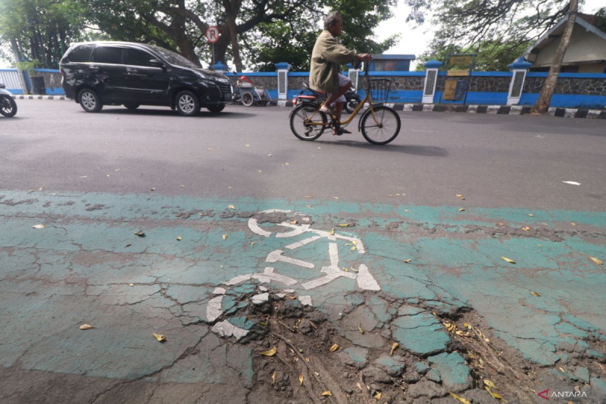 Jalur sepeda di Kota Kediri rusak