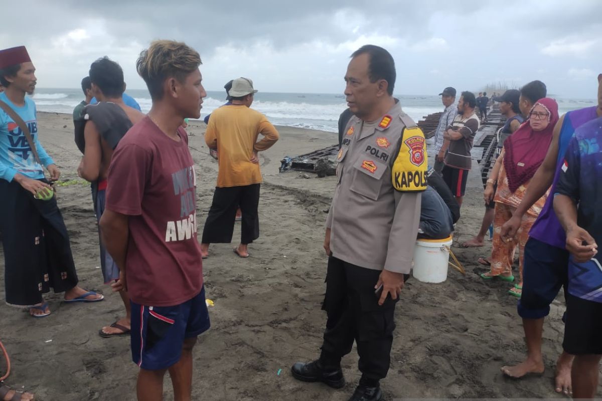 Tim SAR mencari nakhoda perahu yang tenggelam akibat tersambar petir di Pantai Muara Cikaso