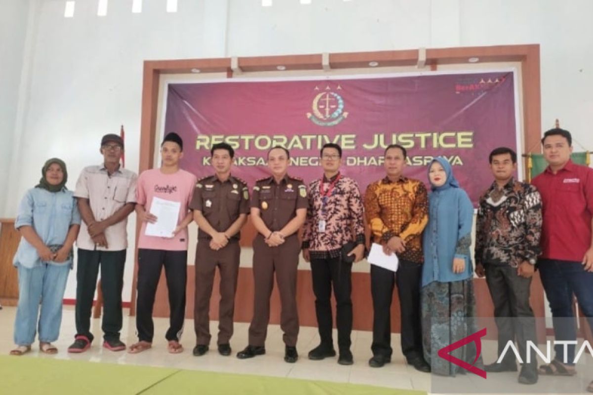 Kejari Dharmasraya fasilitasi penghentian penuntutan berdasarkan Restorative Justice