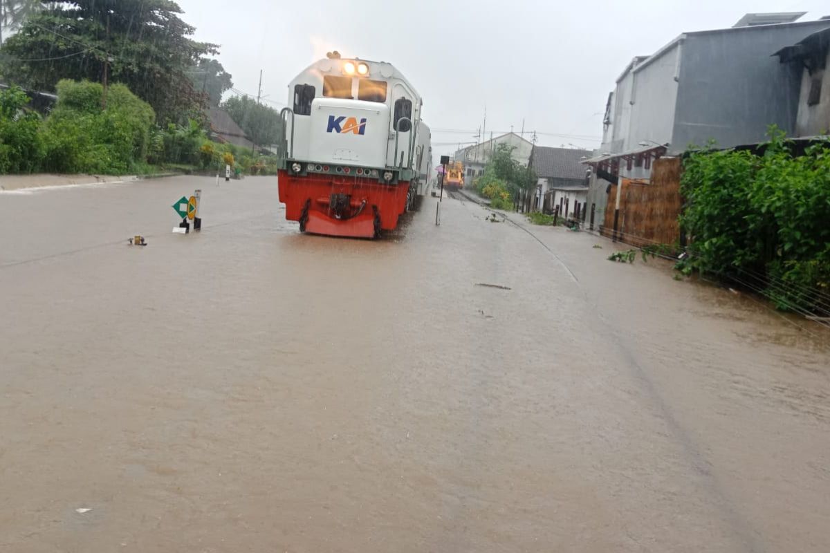 Perjalanan KA Sritanjung terhambat akibat banjir di Kalibaru