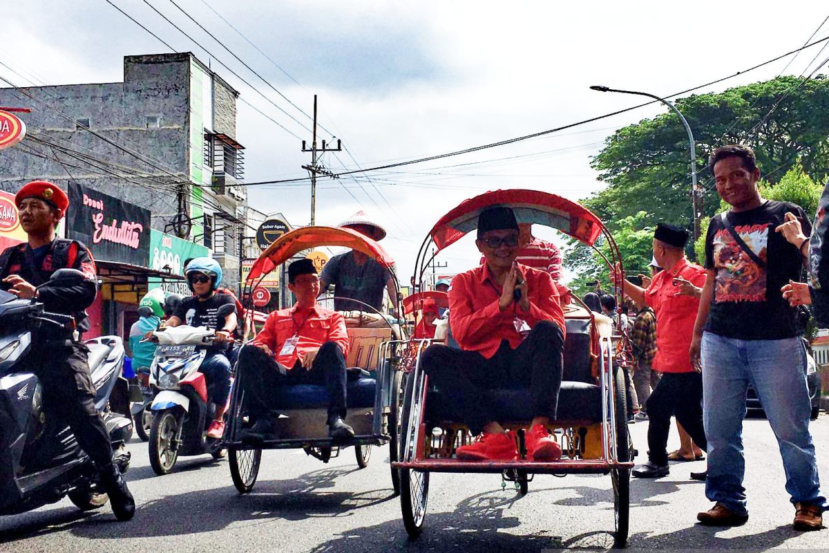 Pawai becak dan konser mini warnai pendaftaran bacaleg ke KPU Jember