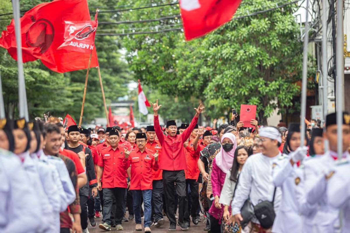 PDIP Surabaya gelar pawai budaya saat daftarkan 50 bacaleg di KPU