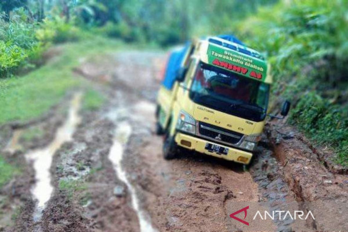 Pemkab Cianjur prioritaskan perbaikan jalan kabupaten rusak berat