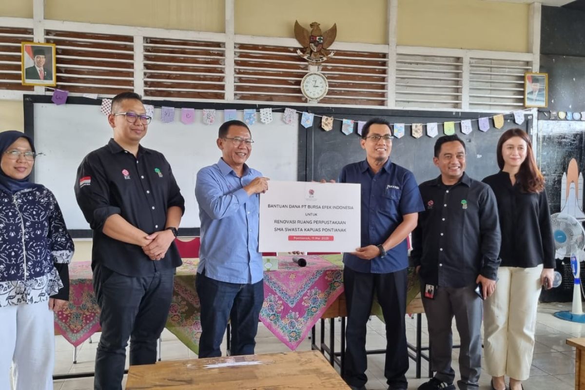 Pasar modal peduli bantu galeri edukasi SMA Kapuas Pontianak Kalbar