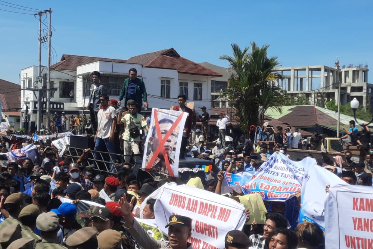 Ribuan masyarakat berikan dukungan kepada Pj Bupati Tapteng