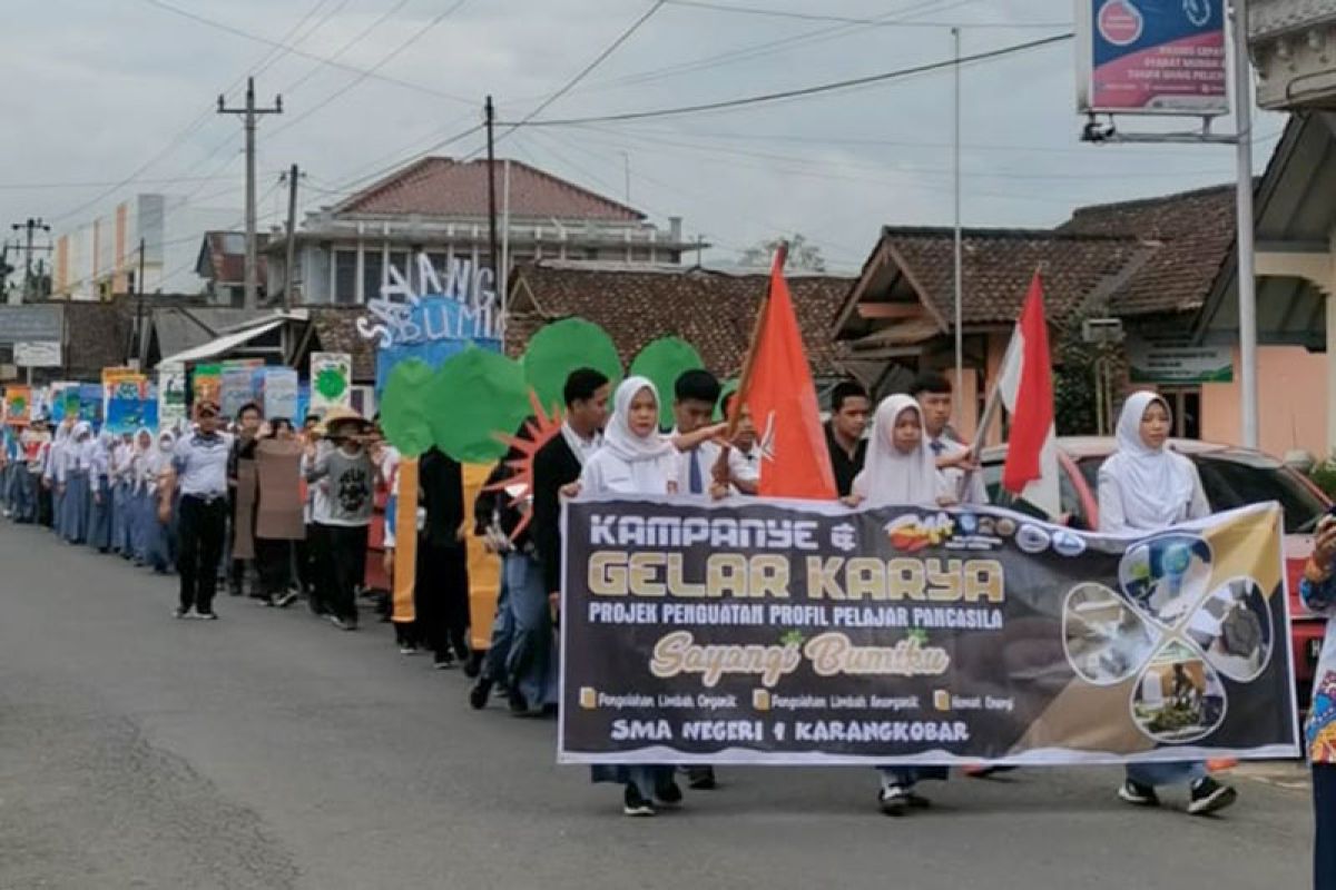 Siswa SMAN 1 Karangkobar Banjarnegara kampanyekan  "Sayangi Bumiku"