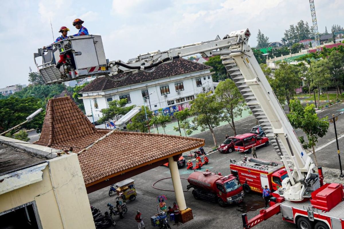 Satpol PP-Damkar Kota Madiun gelar latihan kebakaran gedung bertingkat