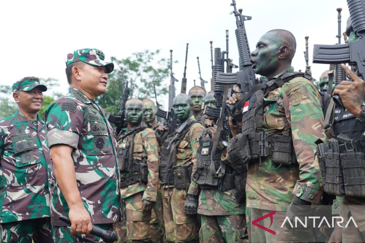 Kasad tambah perlengkapan prajurit TNI AD yang bertugas ke Papua