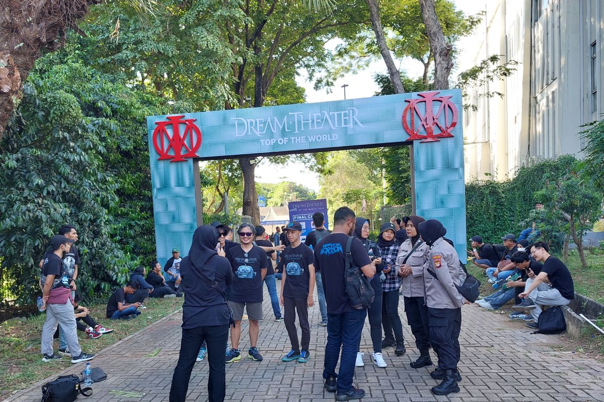 Penonton mulai berdatangan ke lokasi konser Dream Theater Jakarta