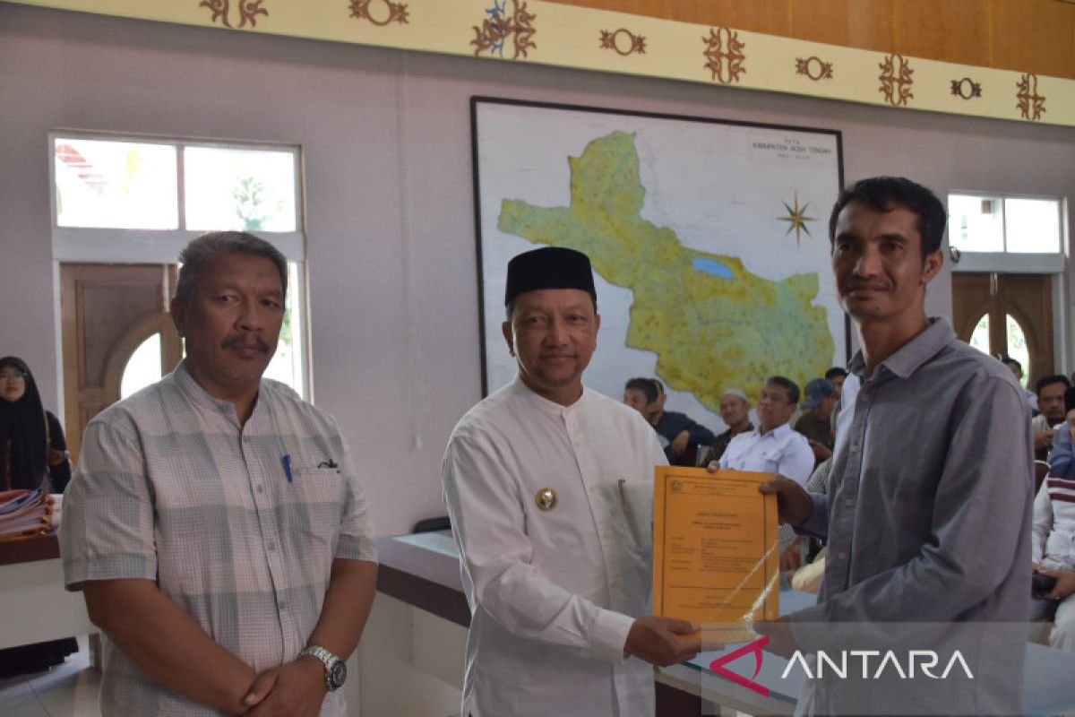 Saksikan teken kontrak Rp77,9 miliar, Pj Bupati Aceh Tengah minta pekerjaan efektif dan efisien