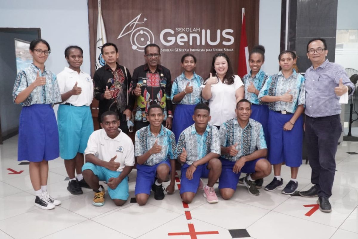 Puluhan pelajar SMP dan SMA Jayapura belajar ke Sekolah Genius Serpong