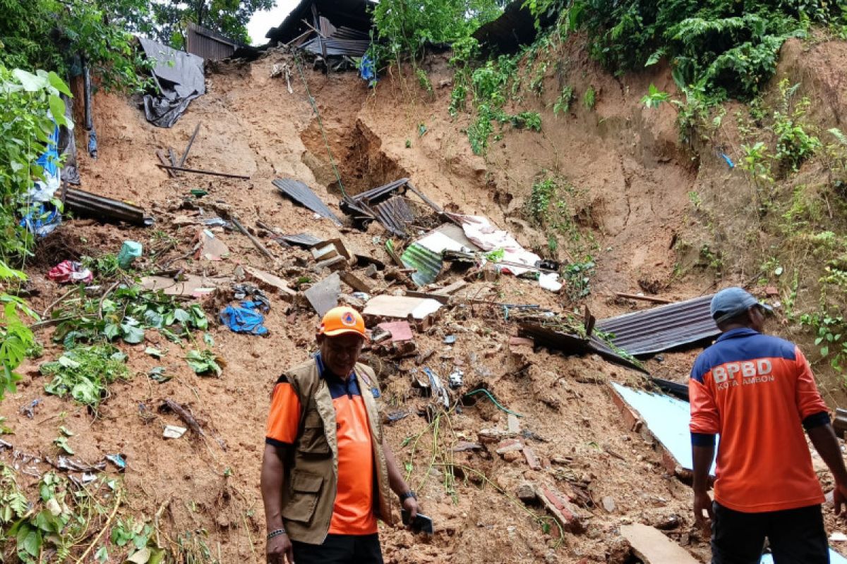 Hujan  menyebabkan tanah longsor di delapan lokasi di Ambon