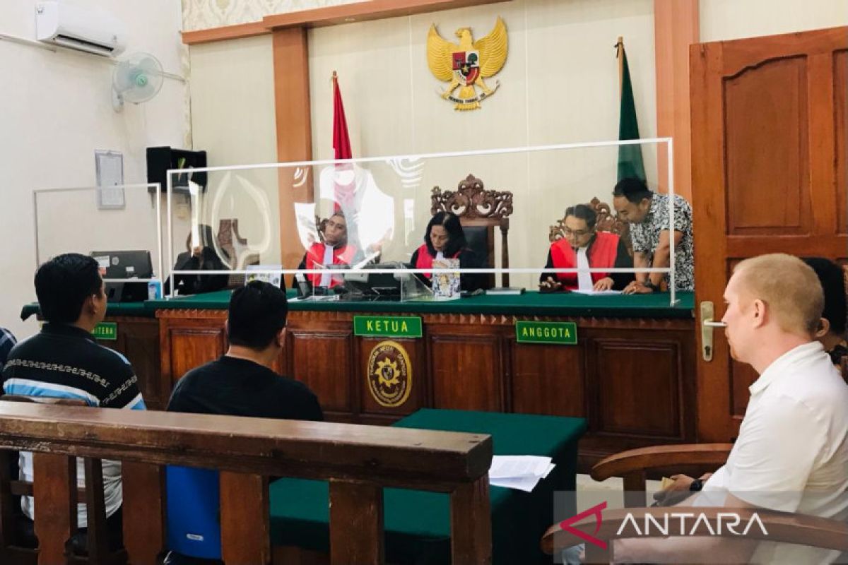 Jaksa seret warga Inggris ke pengadilan karena aniaya polisi