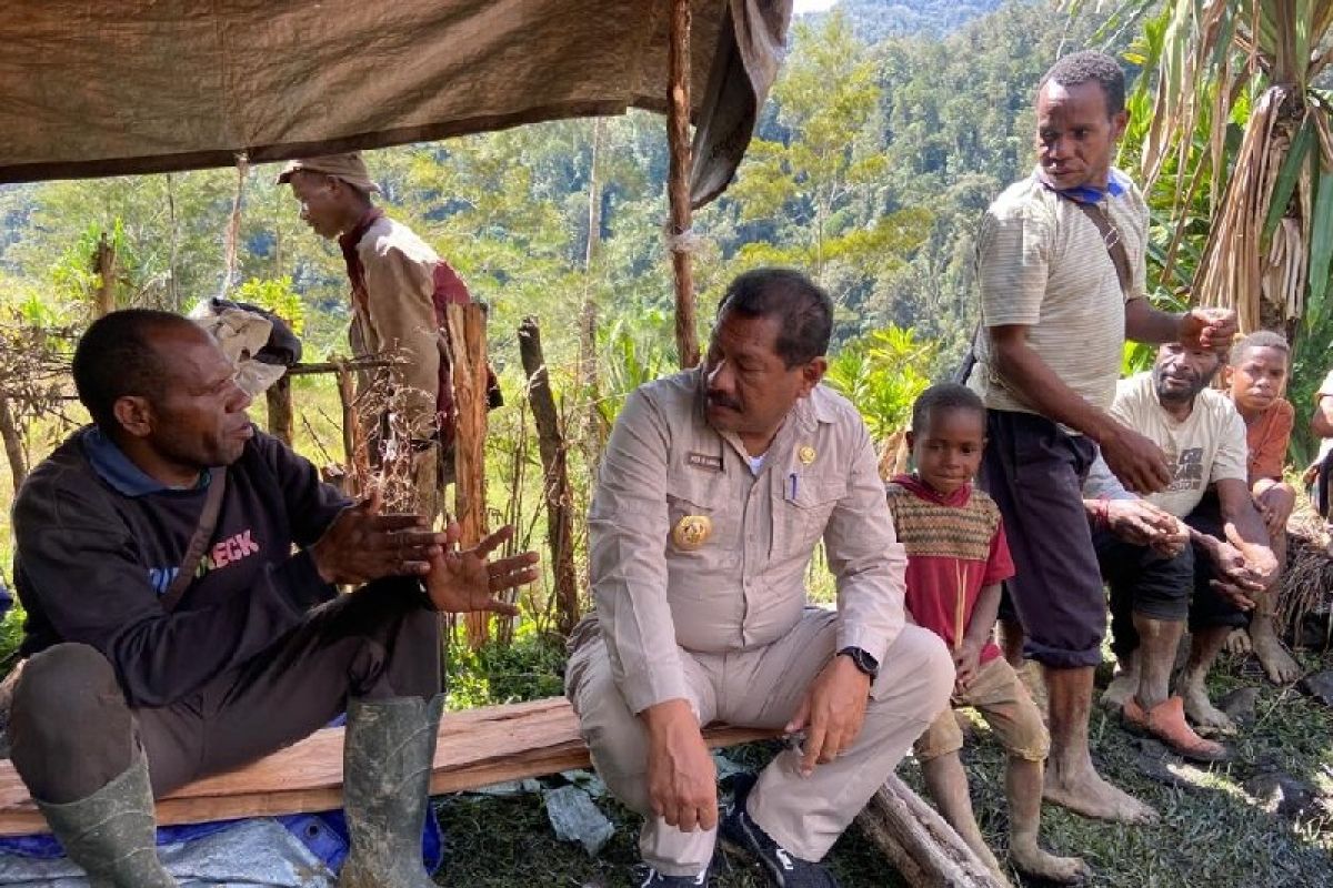 Pemkab Jayawijaya membantu warga korban longsor di Elarek