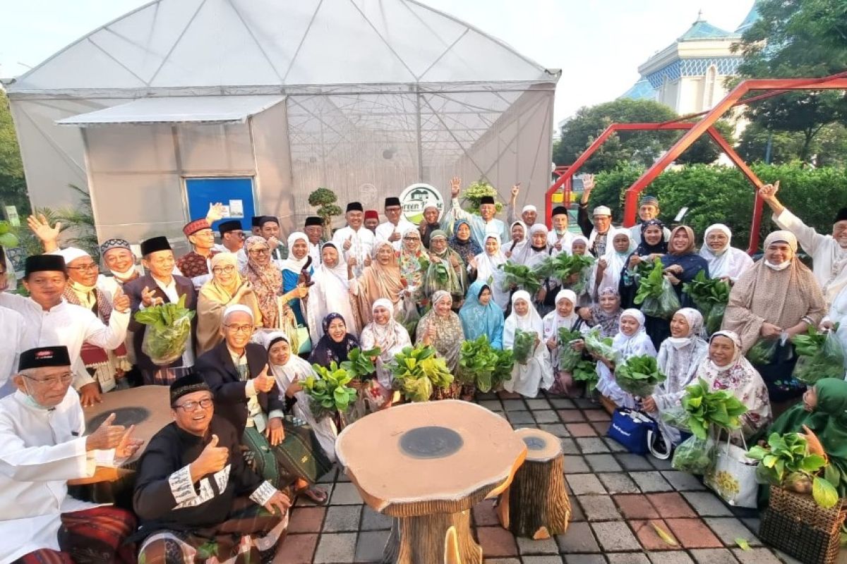 Takmir Masjid Al Akbar ajak Majelis Tartil Shubuh panen sawi dan terong