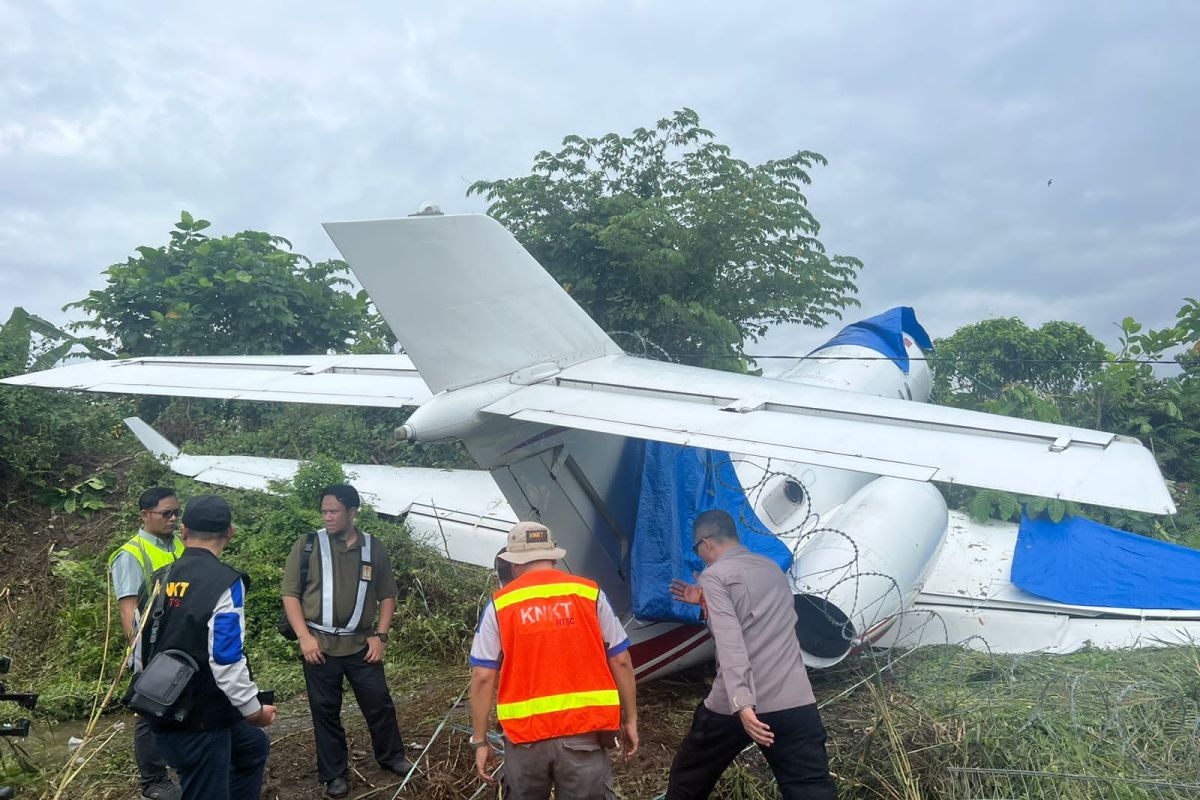 Bangkai pesawat Hawker dievakuasi ke Bandara Maleo Morowali