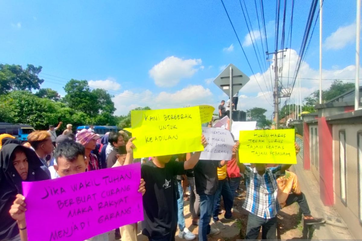 Massa FAMTU Kembali Geruduk  Pengadilan Tinggi Banten Tuntut Terdakwa Mafia Tanah Dihukum
